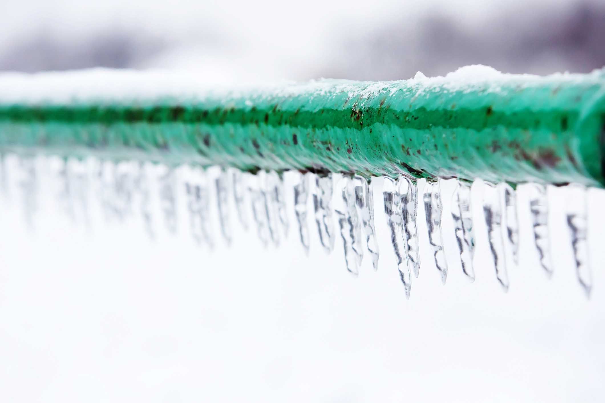 How to Deal with Frozen Pipes in Winter