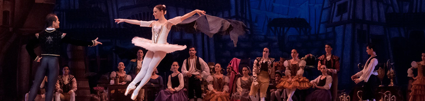 A ballet being performed on stage by those in the arts and entertainment industry. How can entertainment businesses reduce their consumption?